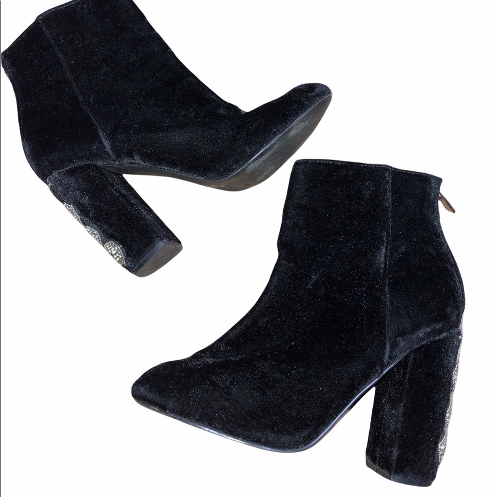 Mackie black velvet rhinestone snake chunky booties size 8 1/2